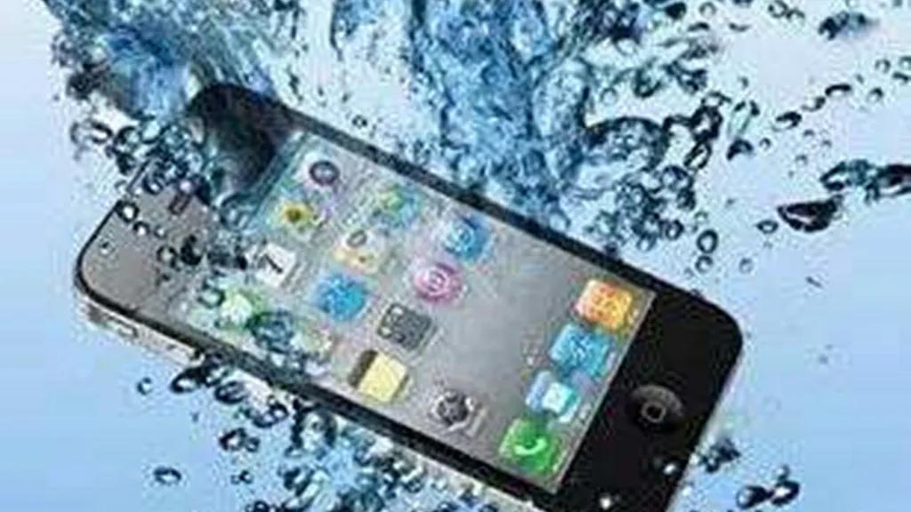 手机掉水里该怎么处理？
