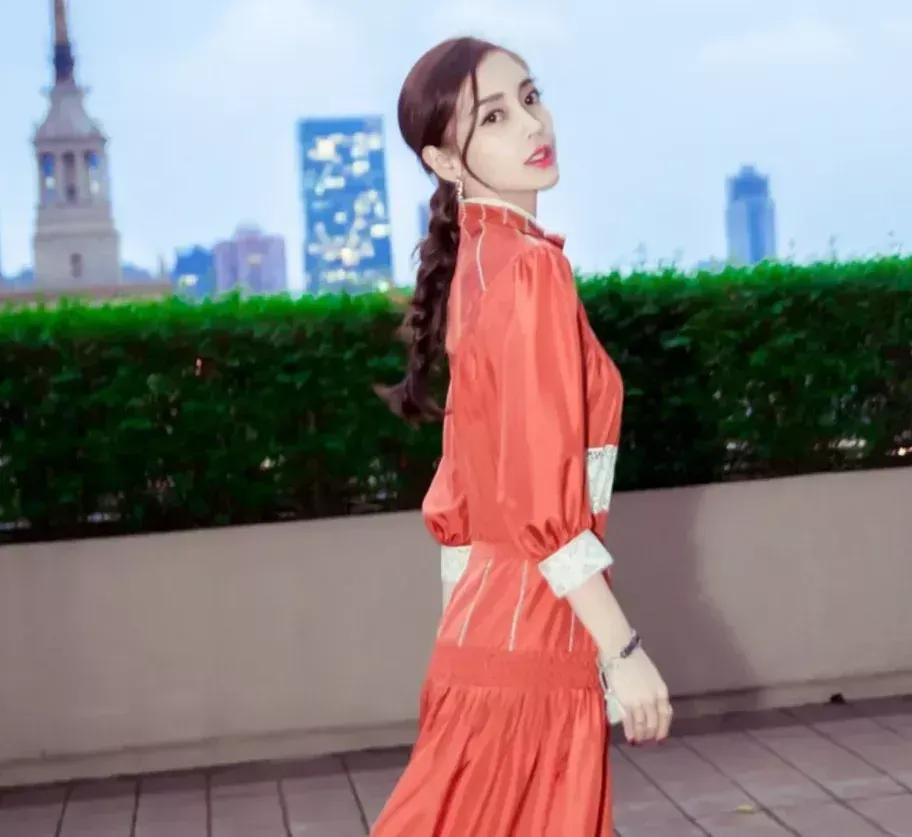 赵丽颖和baby同一件衣服不同风格