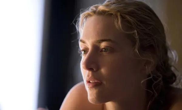 15岁少年和36岁女邻居的秘密恋情，这部R级电影成了经典