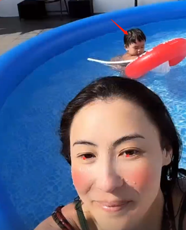 张柏芝42岁生日晒与俩儿子合照，Lucas和弟弟夹吻妈妈，好有爱