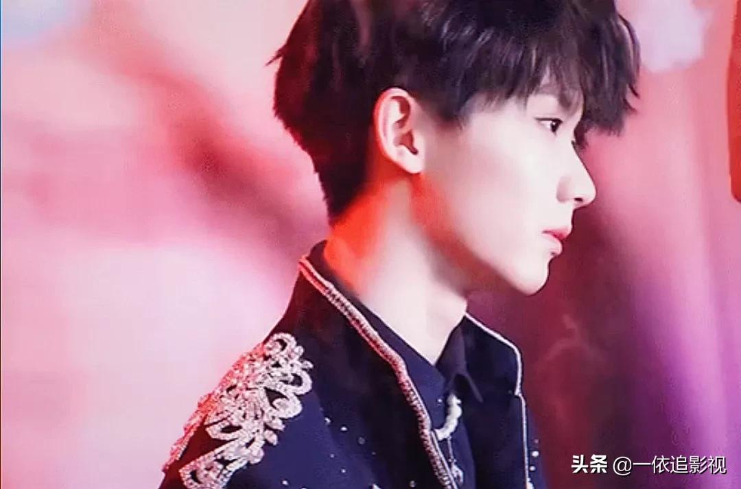 马嘉祺：侧颜白衬衫领带，审美在线，谁看了不说一句有点东西呢？