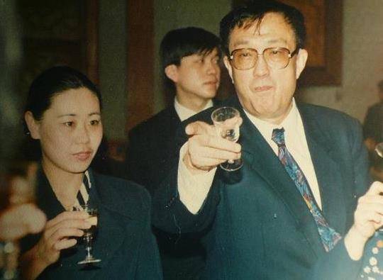 谢晋：4个子女3个低智，唯一正常的孩子患癌离世，一生比黄连还苦