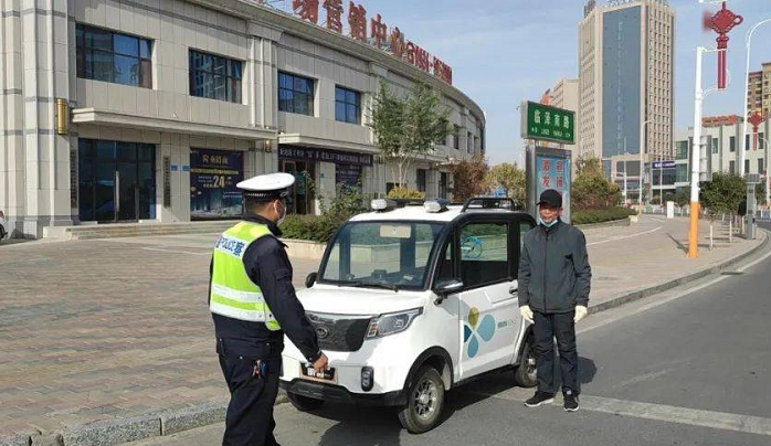 “三无”的老年代步车应该允许上路吗？网友提2个建议，你支持吗