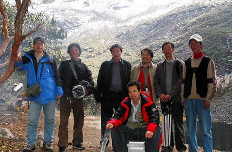 小伙山洞发现血色河流，吓得屁滚尿流，这血色到底是怎么回事？