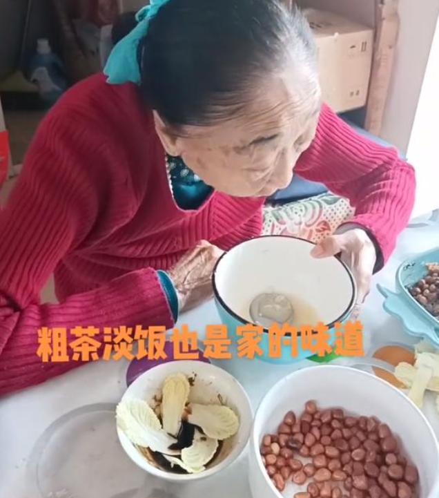 85岁马玉琴成摇钱树？小32岁丈夫喜提大奔，马玉琴在家白菜蘸酱