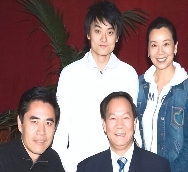 娱乐圈难得的六个好男人：长着一张多情的脸，一生却只钟情于一人