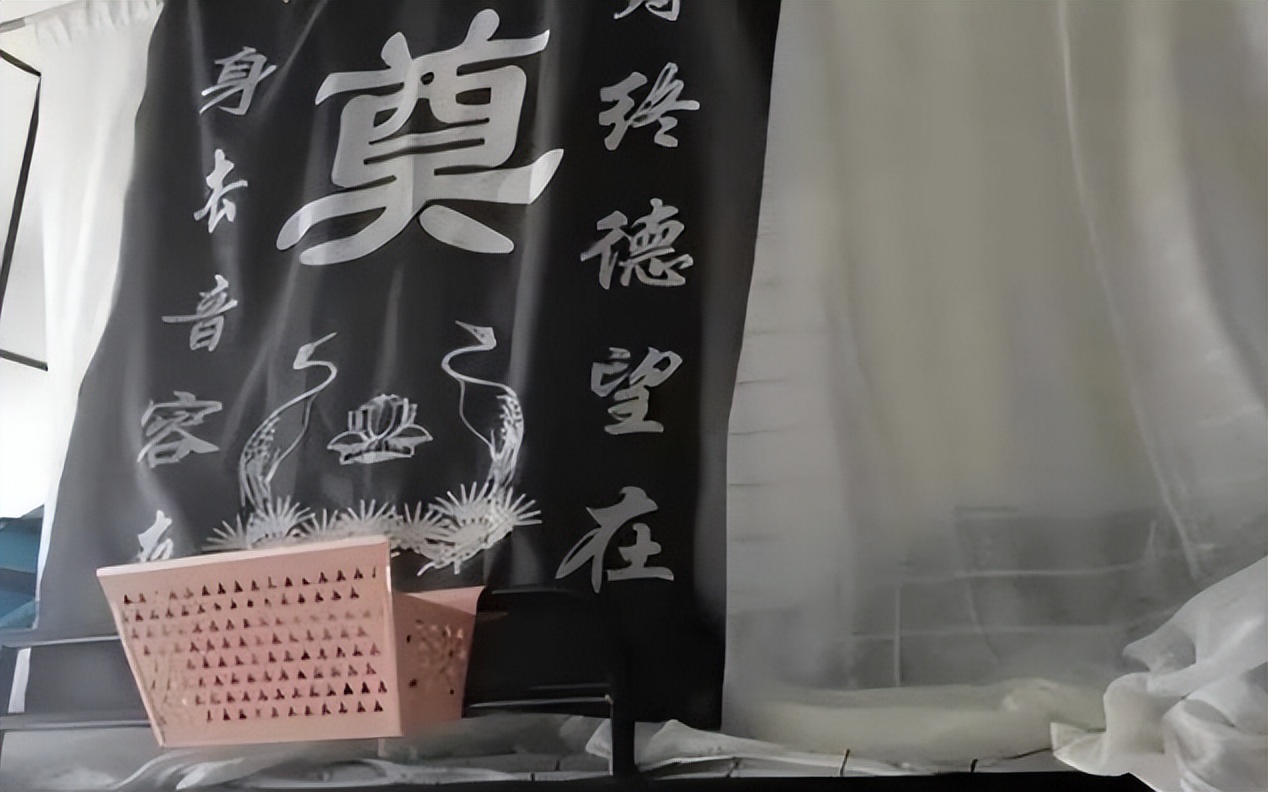 大学生宿舍装修风格走红，不接地气接“地府”，老师看后一身冷汗