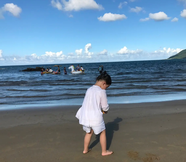 汪小菲深夜想女儿好伤感，分隔两地见面难，7岁小玥儿长相随爸爸