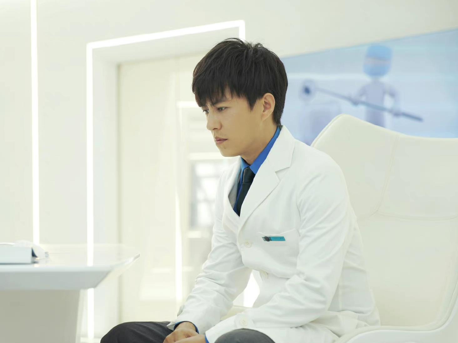 年轻时“平平无奇”，中年后魅力大增，这4位男演员越老越吃香