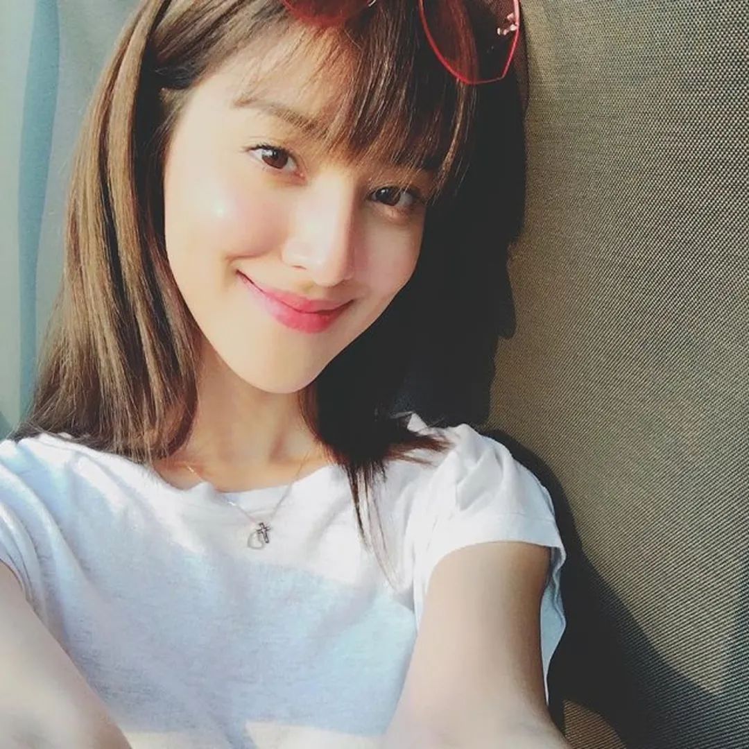 谷爱凌撞脸“港姐”陈凯琳，五官深邃身材高挑，连气质都很相似