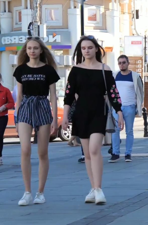 俄罗斯街头的美女太多了，穿的裙子也都这么时髦，又复古又时尚