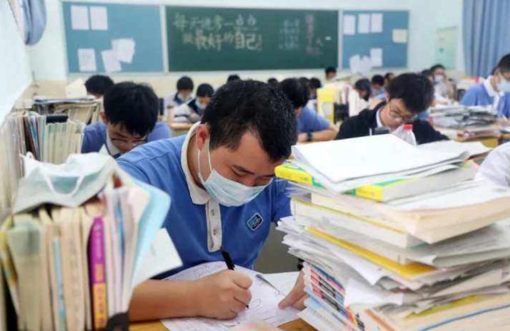 800分高考状元流浪街头，曾是“成功人士”，扔掉手机后全国溜达