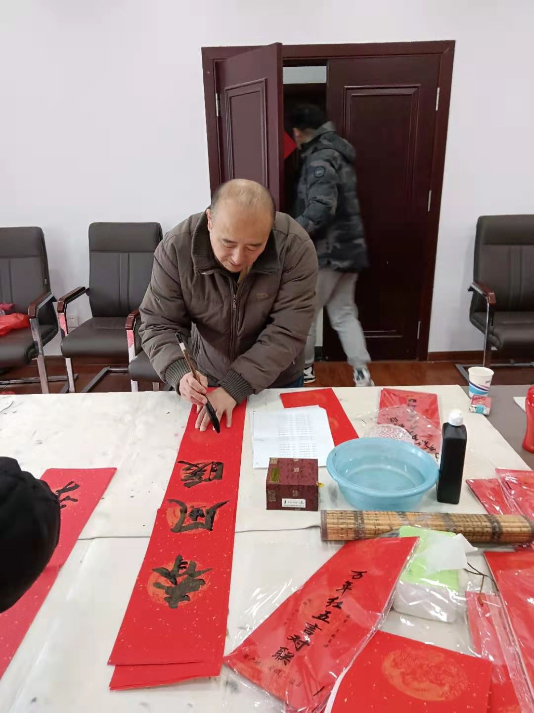 淮北书画艺术研究院书画名家送福进万家走进安徽安港律师事务所