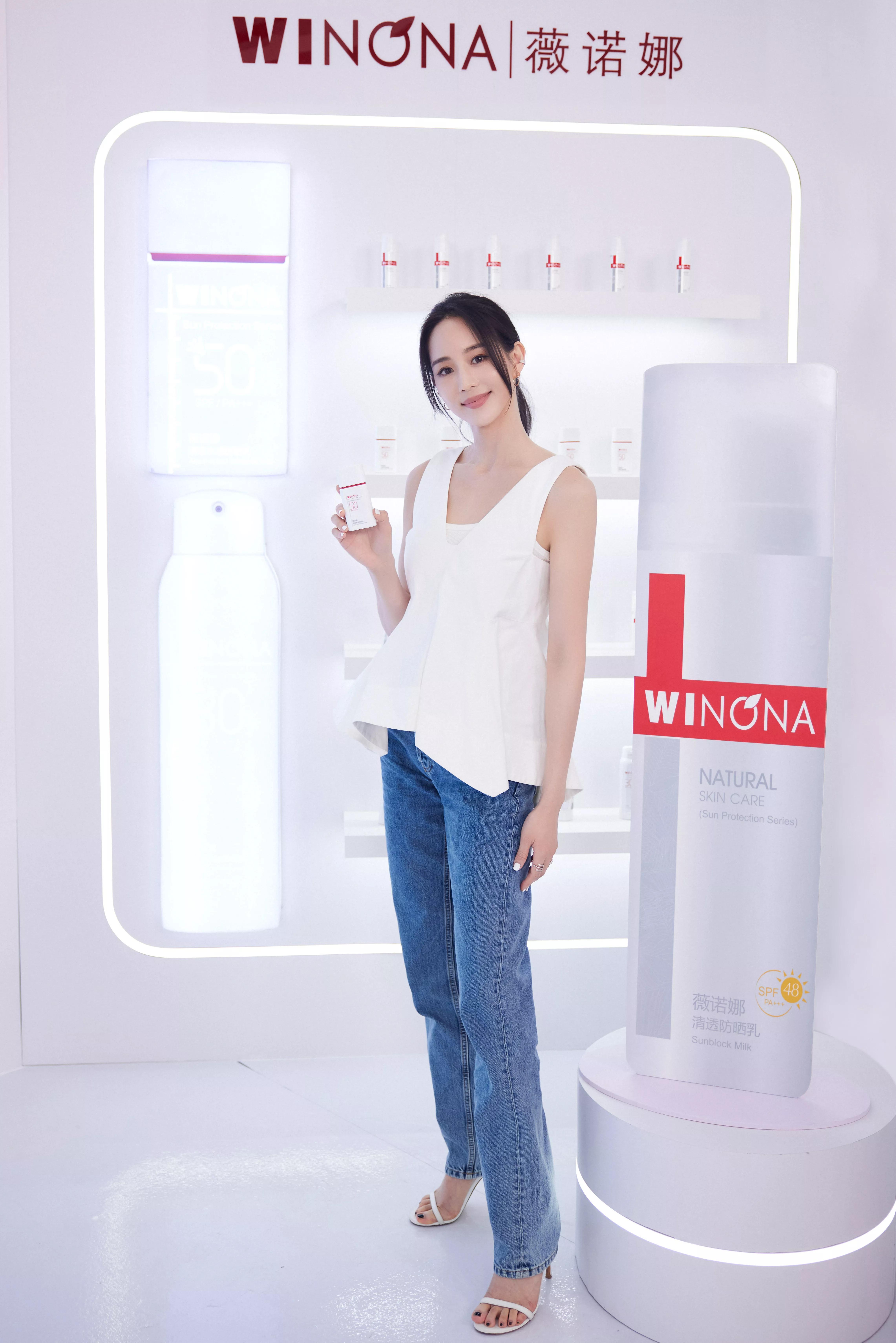 张钧甯写真,白衣配牛仔裤,清新淡雅,时尚俏丽