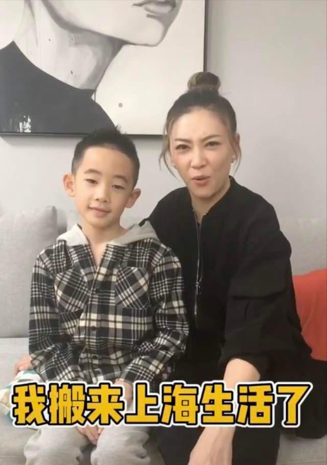 吴尊晒爸爸5重聚照，NeiNei小泡芙Jasper开心同框，等比例长大