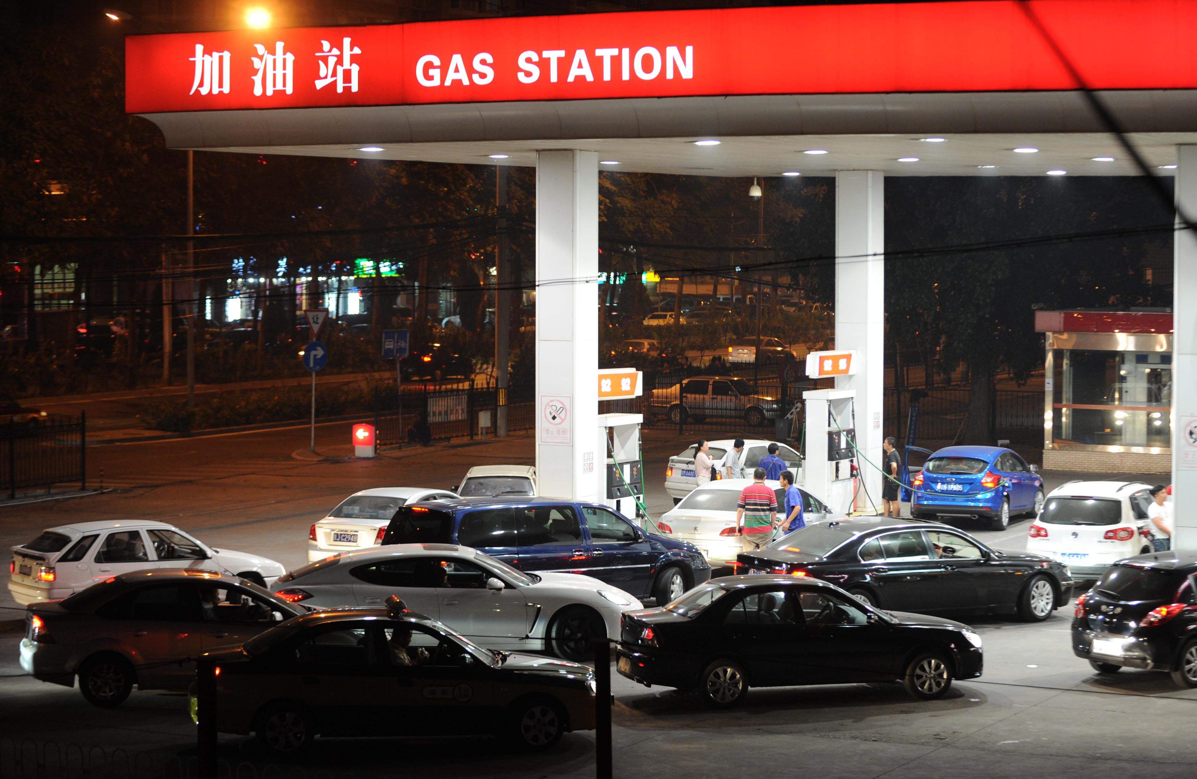 汽车“加满油”和“加200”深藏门道，加得好省钱，加不好伤车