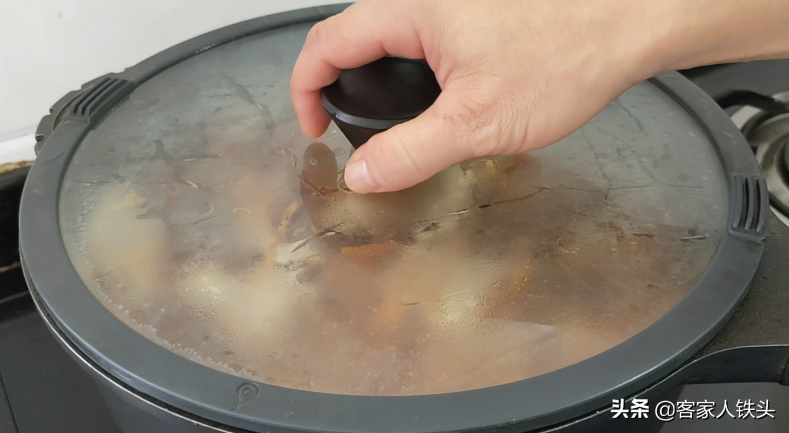 16块2斤五花肉，加1把树根，教你客家独特做法，一开盖香飘满屋