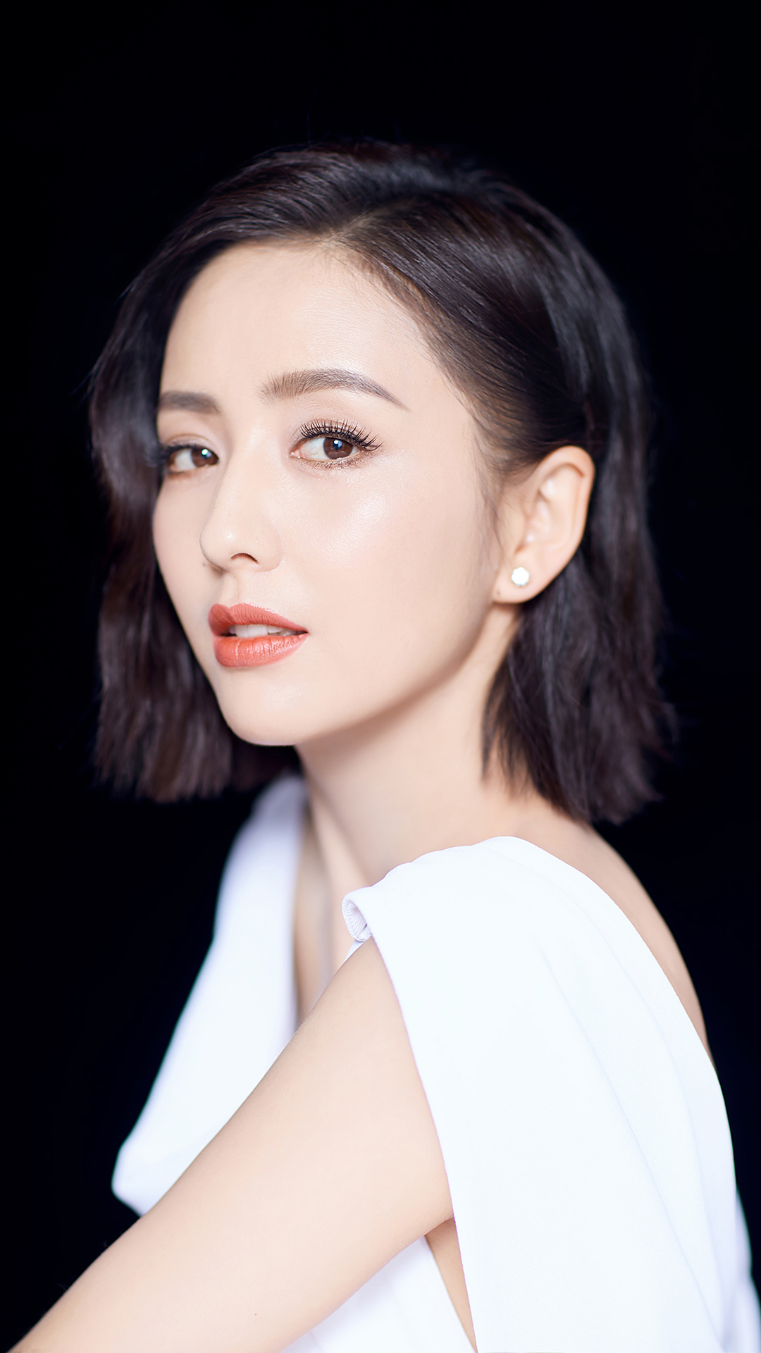 佟丽娅穿刺绣白裙气质清雅 一头微卷短发精致时髦