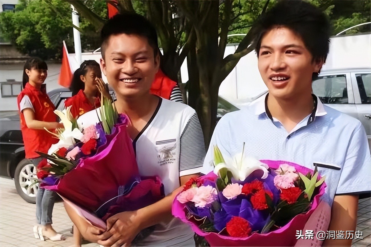 8年前江西两位“夺刀少年”因救全车人错过高考，如今怎么样了？