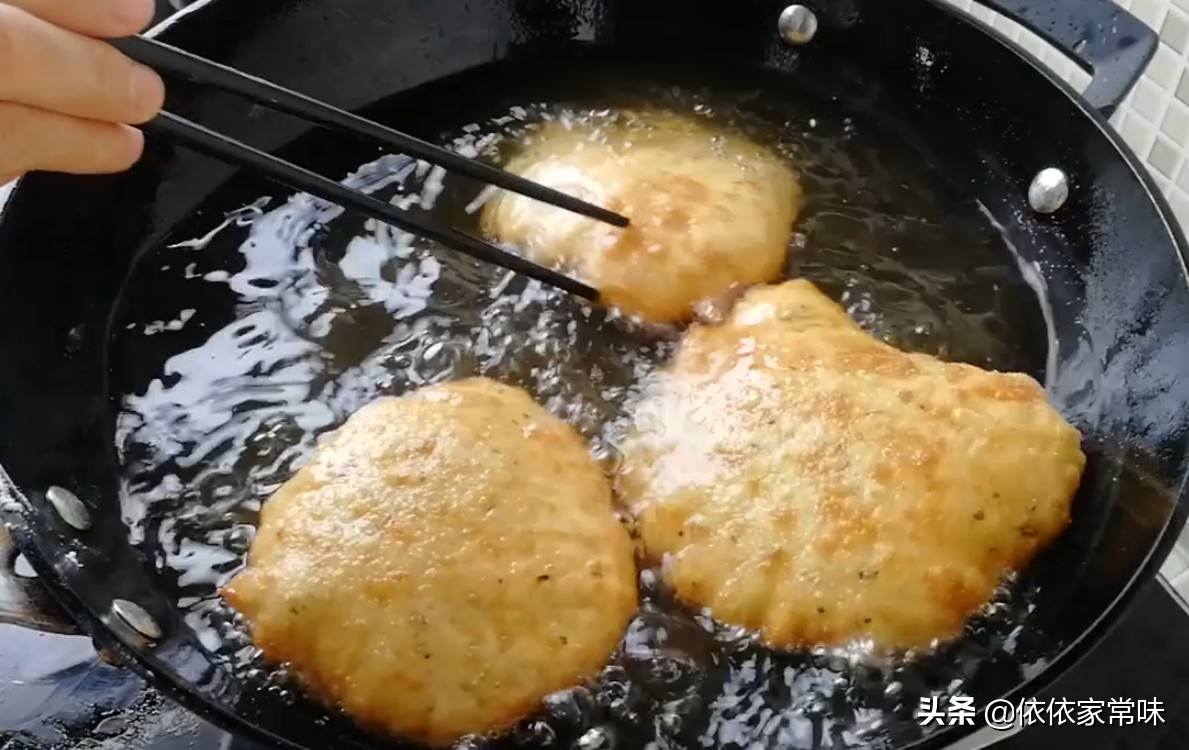 老式炸油饼的做法大全（手把手教你做美味早点炸油饼）