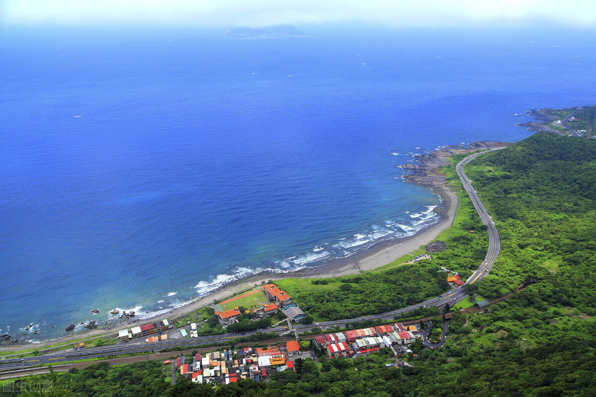 看新闻学英语12月23日 swims 12 hours to safety after helicopter crash