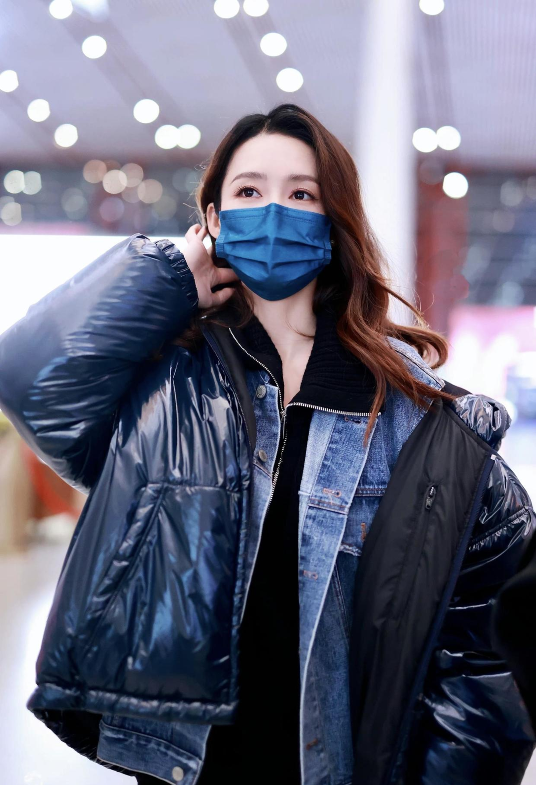 李沁也太会穿了吧！黑羽绒服叠穿牛仔外套，保暖不说还洋气