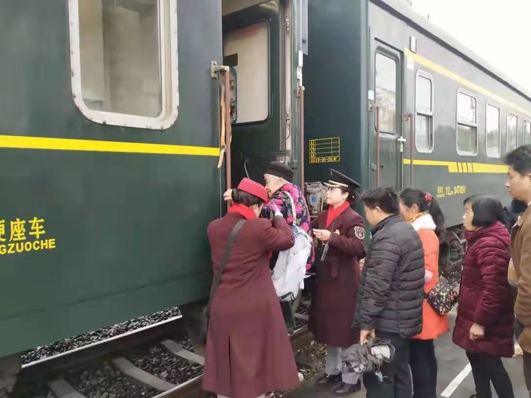 郑丽梅：一位钟情于小慢车的列车长