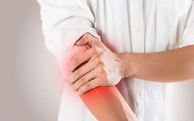 脑细胞缺血,缺氧,脑部控制手脚的神经受损,患者会感觉手脚麻木