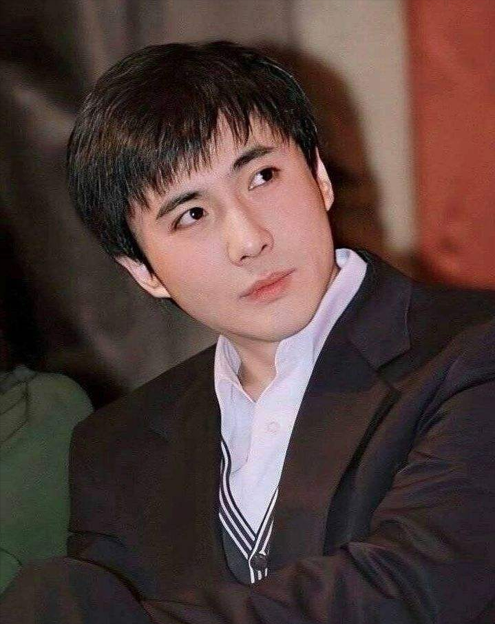 明星照片男(明星照片男生帅气合照)-骁龙网