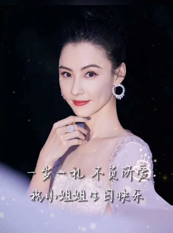 张柏芝42岁生日晒与俩儿子合照，Lucas和弟弟夹吻妈妈，好有爱