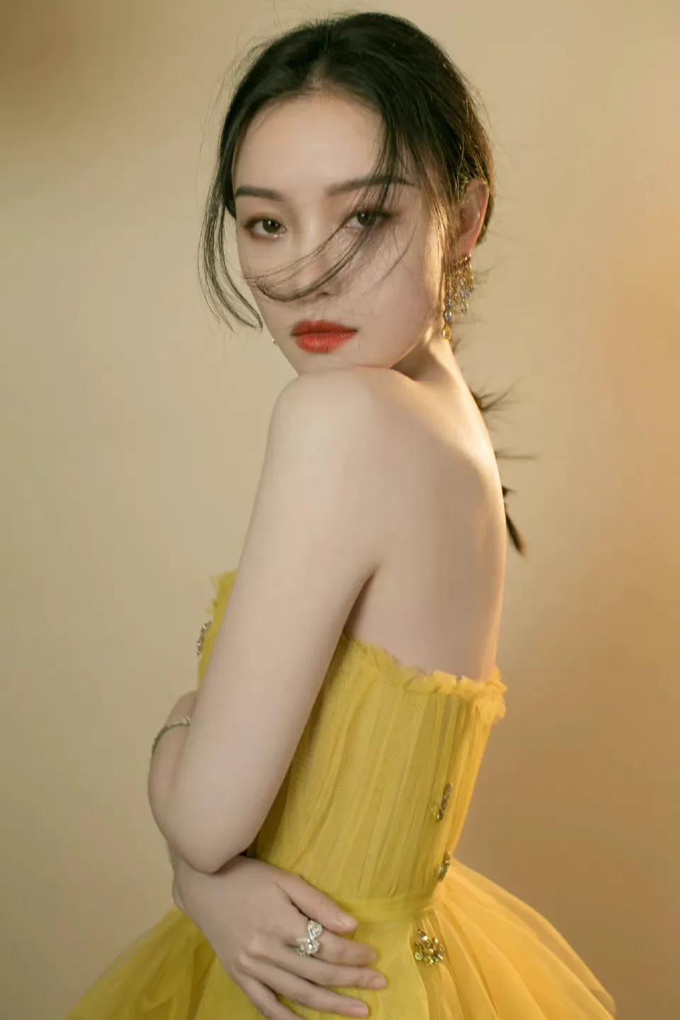 高级的是五颜六色的幕布吗？不 是倪妮