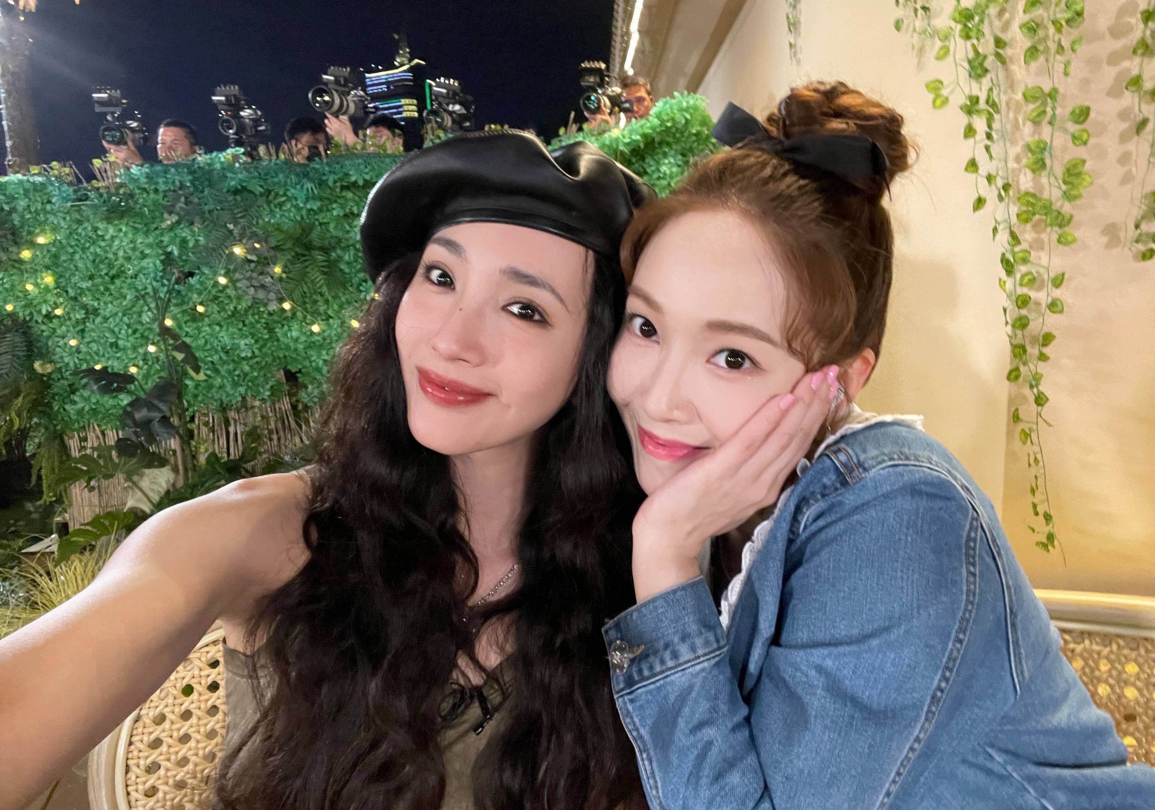 王紫璇郑秀妍美女贴贴 与张俪搞怪合影太可爱