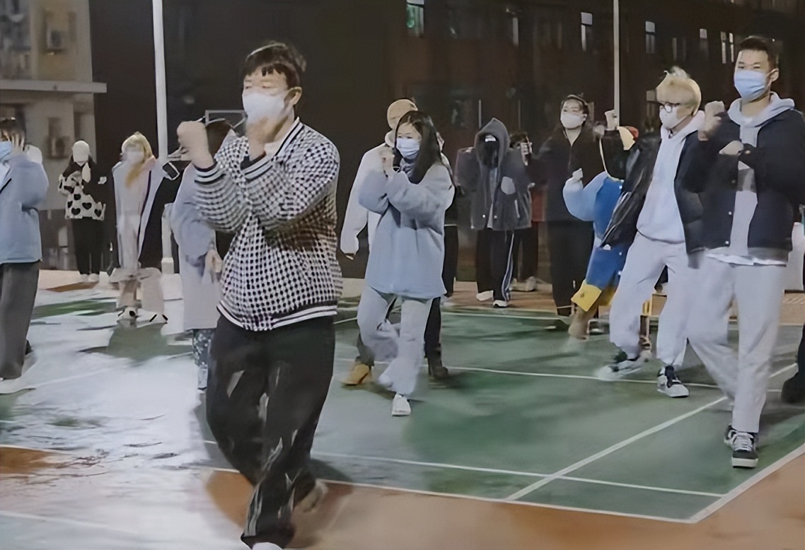 大学生封校后的生活，一个个开始秀花样，网友：像极了退休的生活