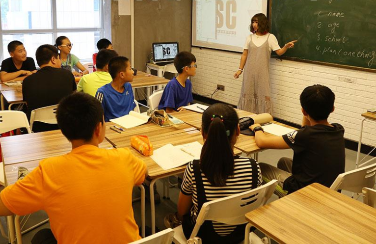 辅导班老师失业后，去富人区做“高端家教”，工资虽高却想辞职