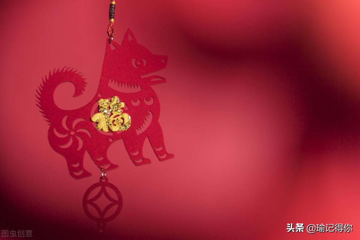 小夫妻拜年，妻子看见金额露出心疼表情，丈夫称还嫌东西太少