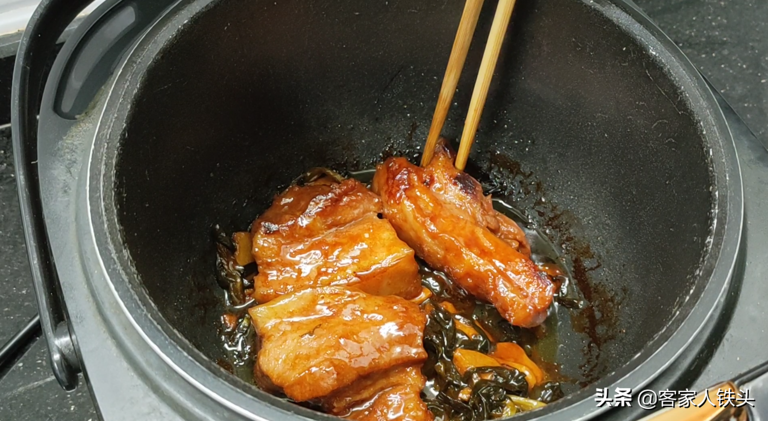 广式叉烧为什么那么香？原来做法这么简单，一打开盖，肚子都饿了