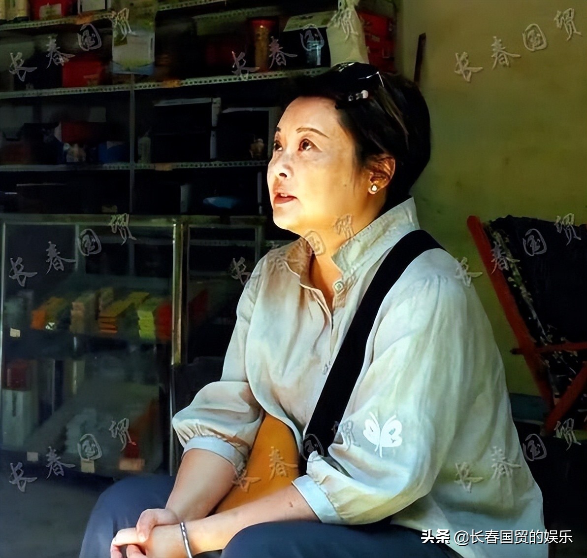 50岁袁立素颜现身做慈善，皮肤蜡黄色斑明显，网友直呼认不出