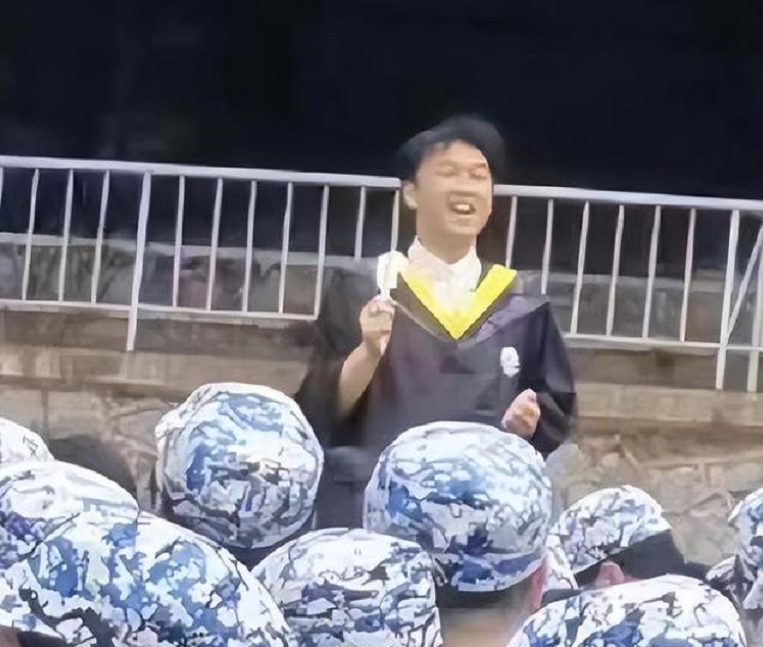 武汉大学毕业生偶遇新生军训，边吃雪糕边炫耀，下一秒变“乖巧”