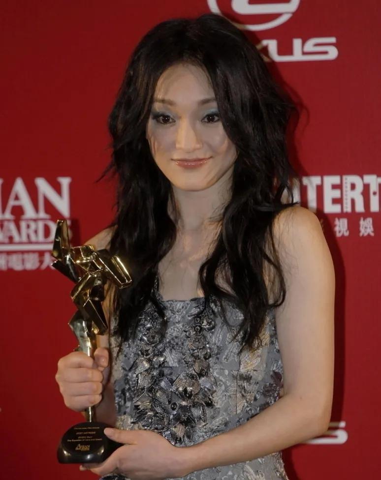 明明是绝色，怎么拍出这么丑的照片，妆容难看，用的是丑颜相机吗