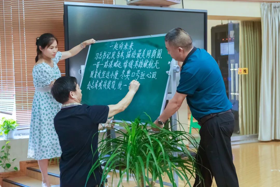 籍田小学举行首届教学节之教师教学基本功——粉笔字书写比赛