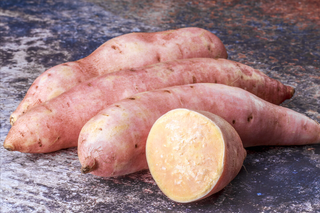 红薯不要随意放，巧用一招，保存半年不烂不发芽，越放越香甜