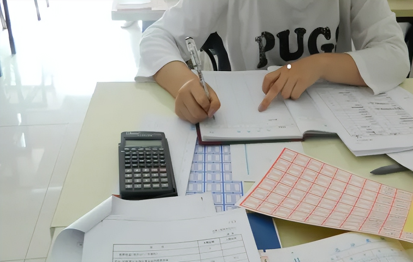 大学生迎来好消息，财会人的春天到来，毕业后获得企业的铁饭碗