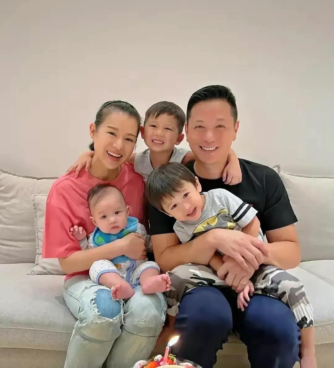 胡杏儿抱小妹妹拍戏，1岁小儿子吃醋“争妈妈”，撒娇模样太可爱