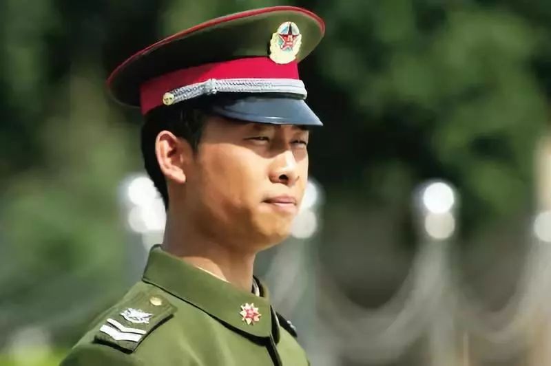 许多人看完这部剧后都燃起了一个当兵梦,而饰演"史今"的张译也随之小