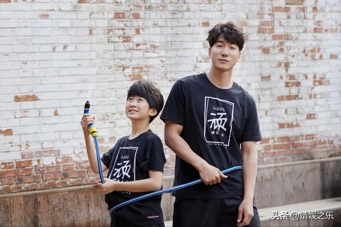 张亮14岁儿子被曝早恋，和漂亮女友亲吻互动，张亮发长文回应获赞