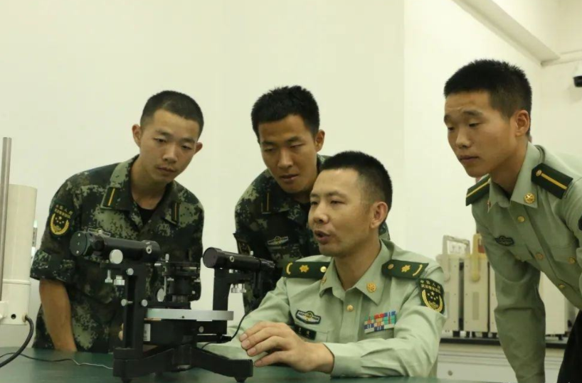 适合中等生捡漏的5所军校，录取分数不高，想拿“铁饭碗”更容易