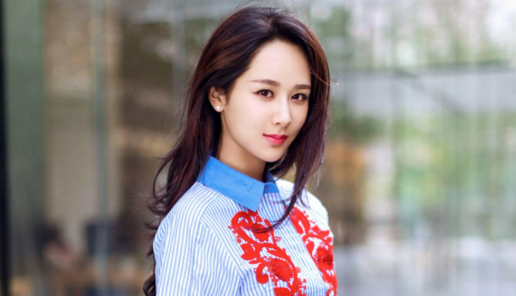 杨紫，给我的感觉就是开朗活泼通透和敏感，真的会越来越喜欢她了