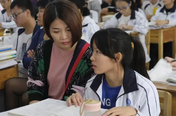 儿子立志要考清华北大，妈妈却在一旁无情嘲讽：你能考上猪都上树