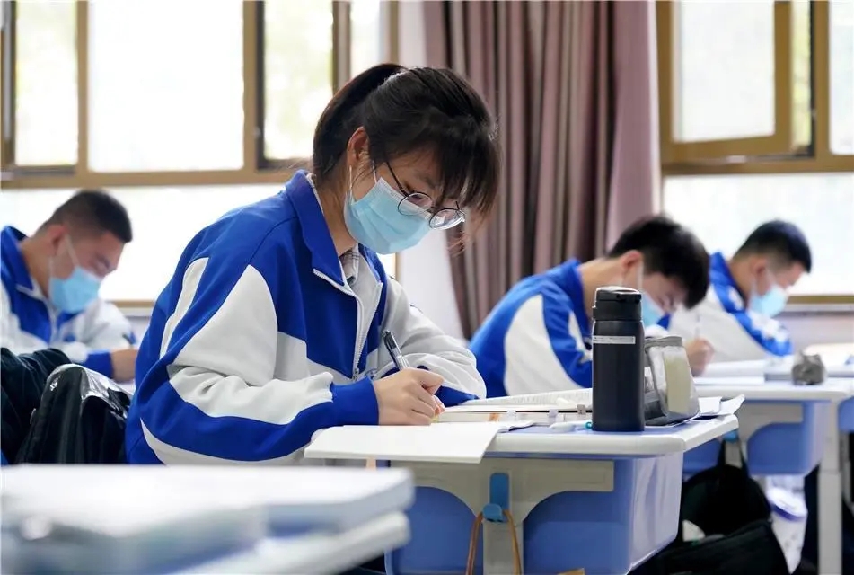 高三学生，4月联考成绩320分，今年还有希望考上大学吗？