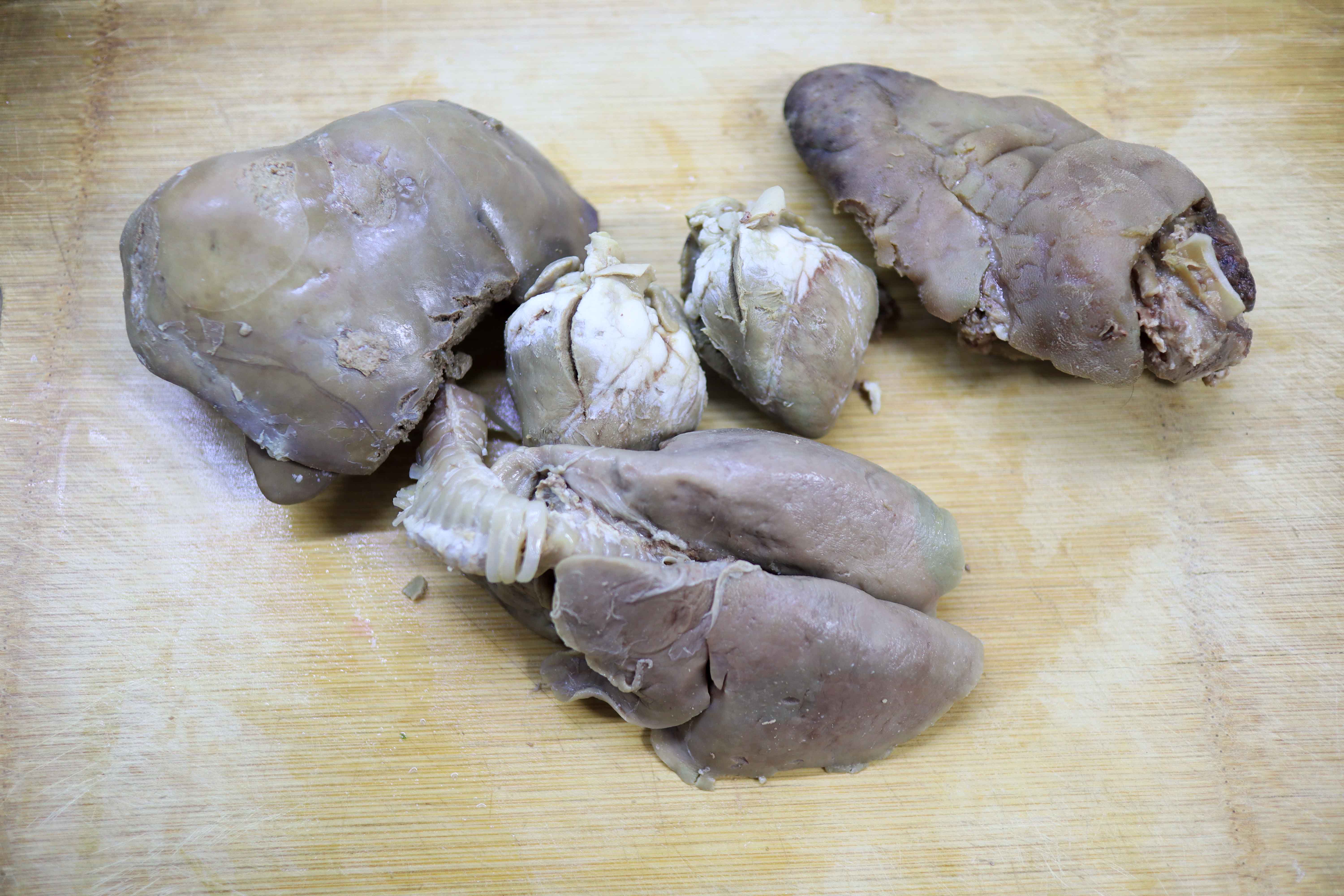 【材料】 羊头2个,羊肝4副,羊肺4副,羊心6颗【卤料】 大葱半棵,姜1块